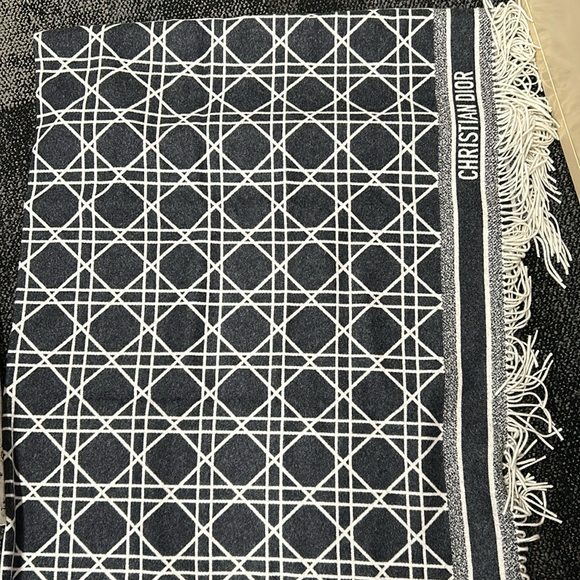 CHRISTIAN DIOR CASHMERE MACROCANNAGE THROW BLANKET IVORY/BLACK - Picture 5 of 7